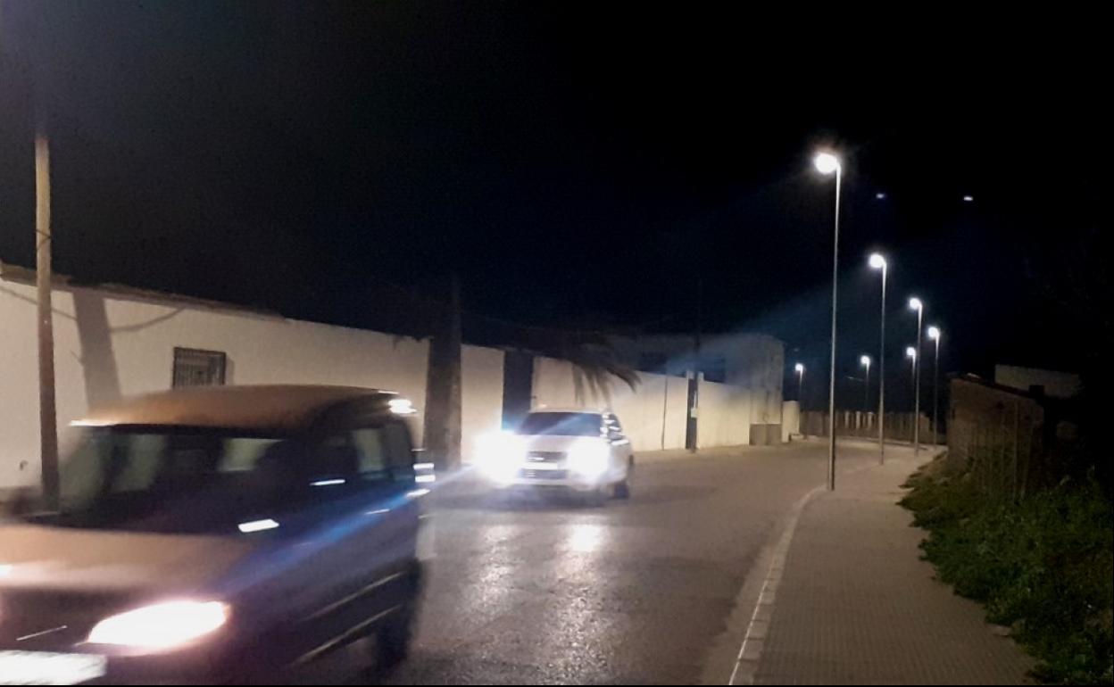 La carretera del cementerio estrena iluminación tras años casi a oscuras