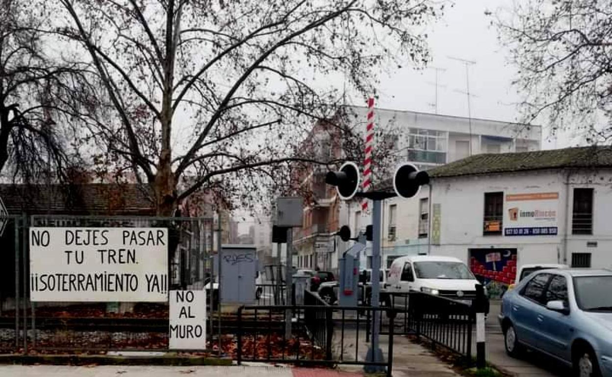 «No se pueden poner pancartas donde nos dé la gana y sin pedir permiso a nadie», dice Josema Encinas