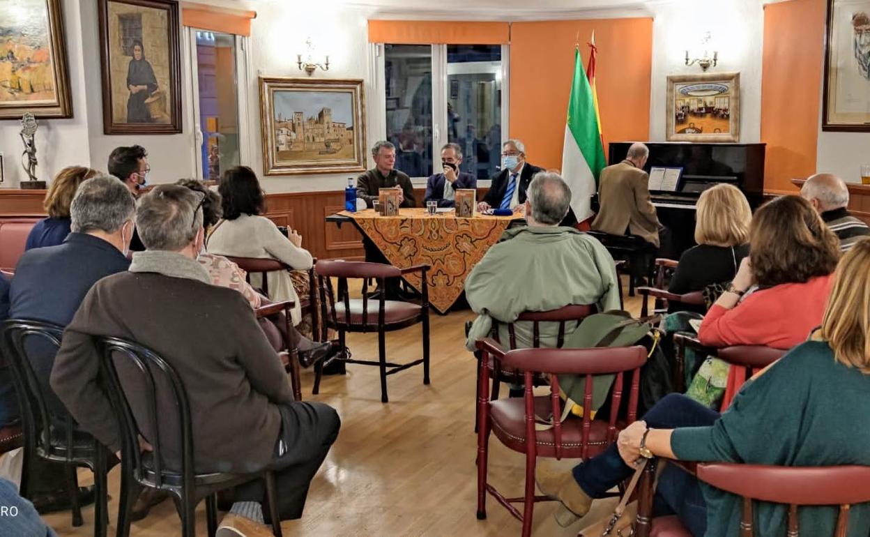 Alonso Carretero presenta en el Hogar Extremeño de Madrid su nuevo libro, 'El viejo que se echó al monte'