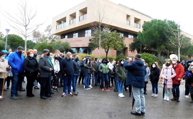 La visita a la urbanización fue guiada por el catedrático Julián Mora Aliseda
