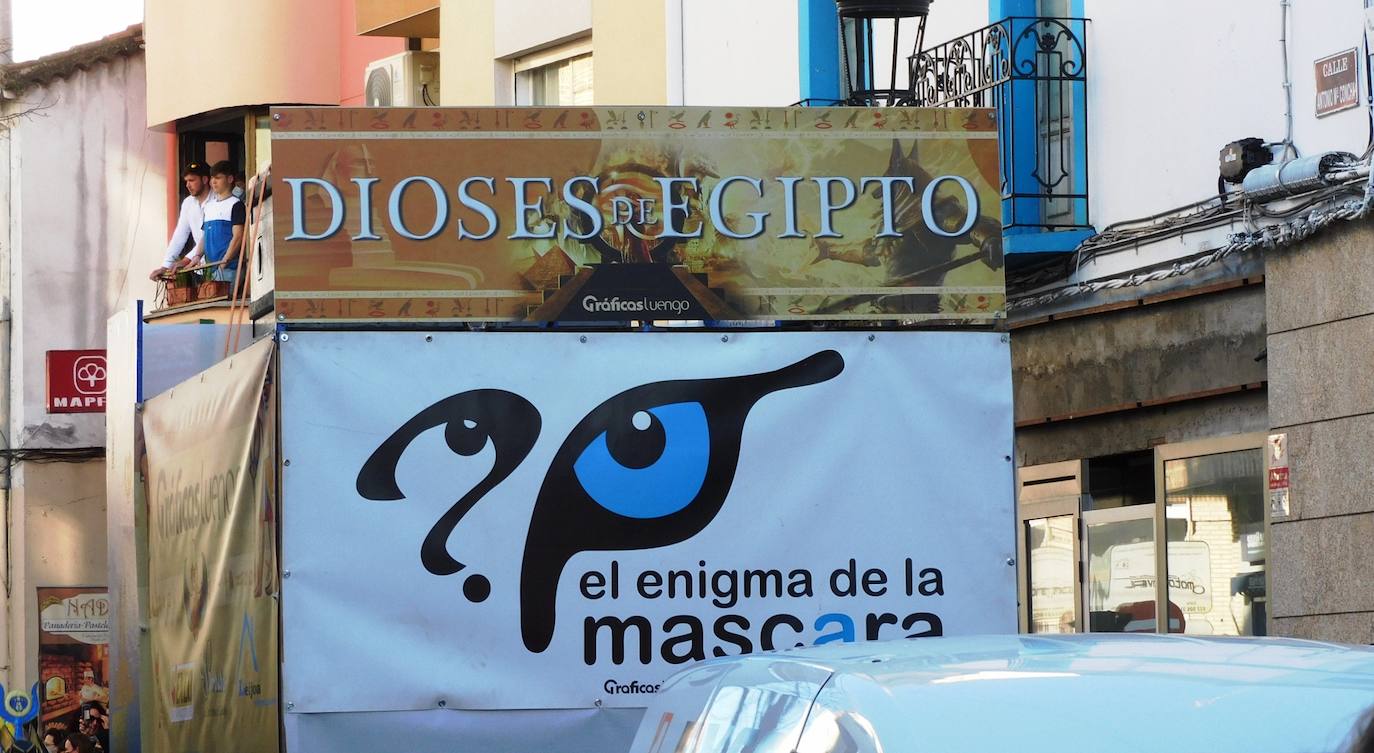 Fotos: Primer desfile de carrozas y comparsas