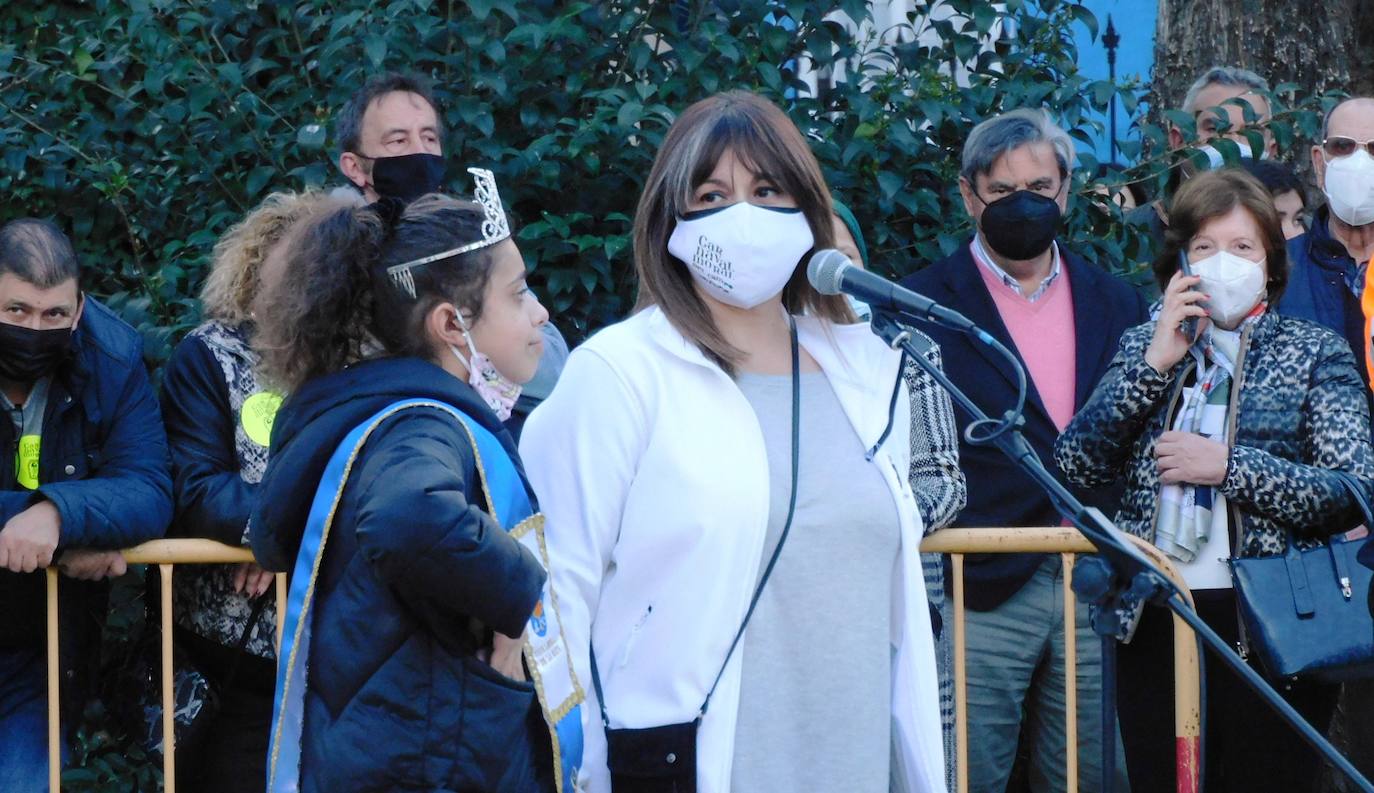 La alcaldesa en el parque municipal con la reina infantil 
