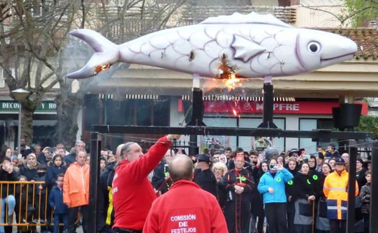 El entierro y la quema de la sardina despiden el Carnaval