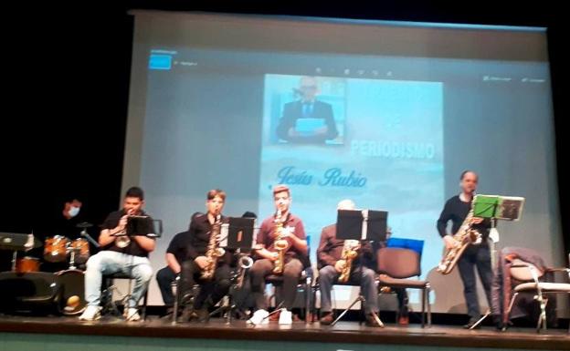 La Saxo Brass Band sobre el escenario 