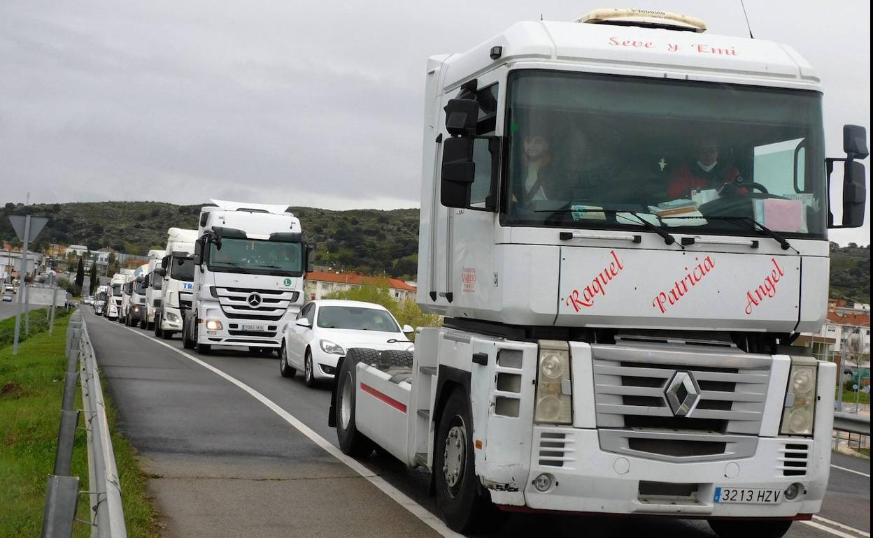 Decenas de camiones, grúas o taxis 'toman' la carretera