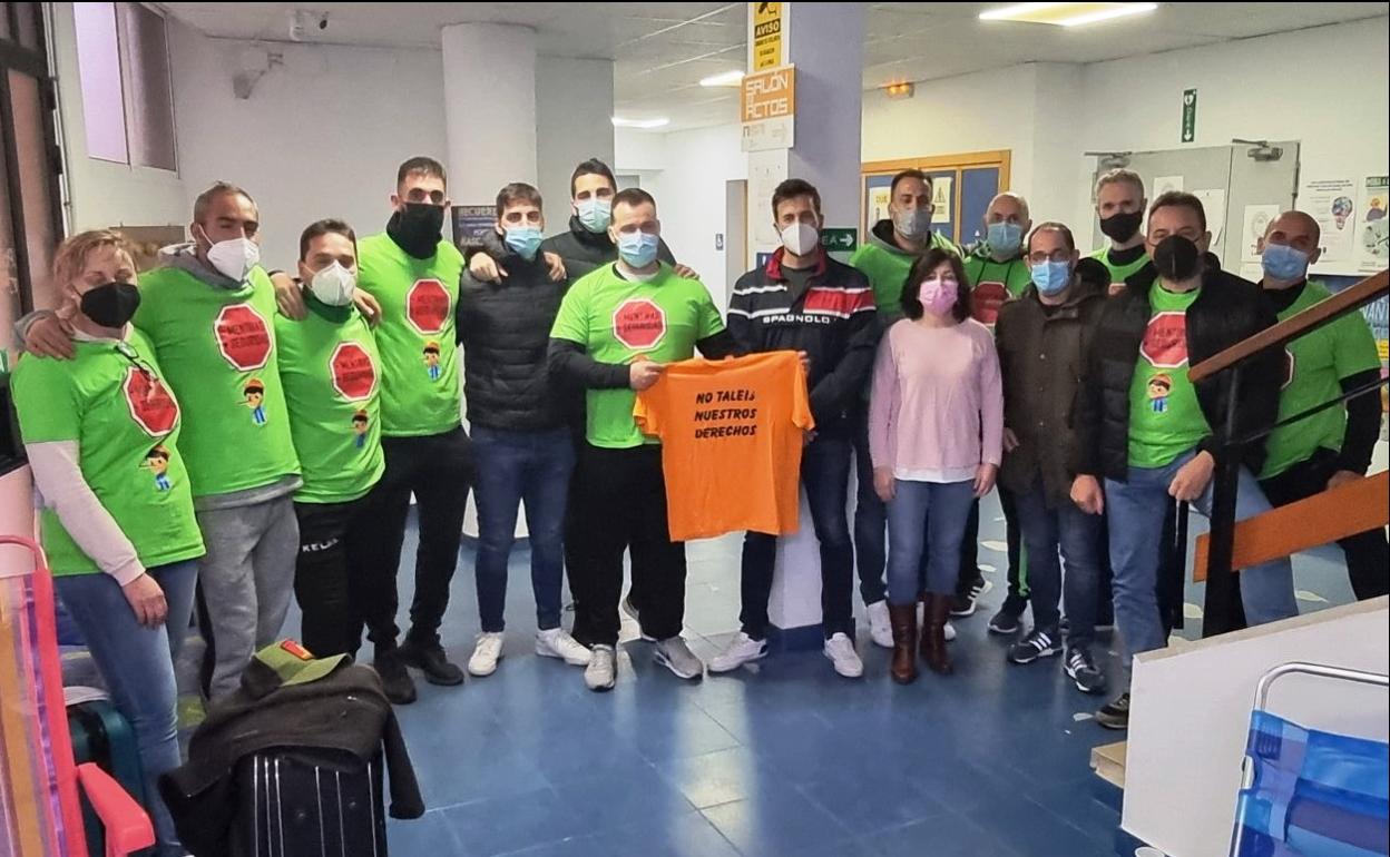 Responsables de Vox Navalmoral con los agentes encerrados 