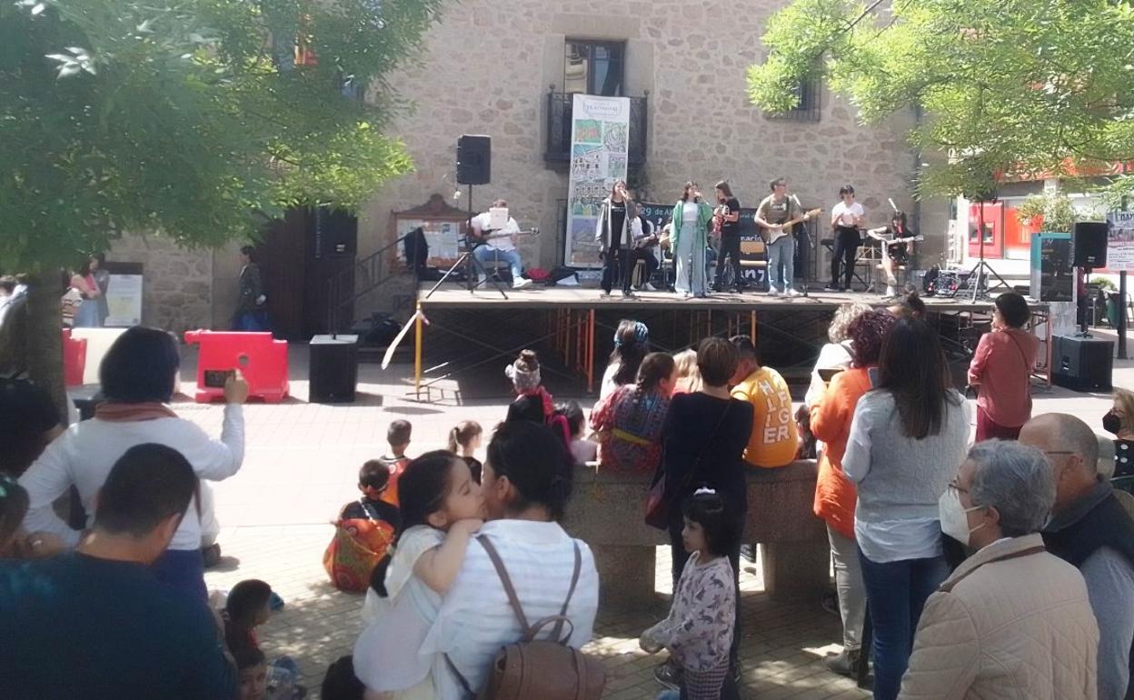 Gran ambiente en el Jardincillo en la fiesta de la educación musical