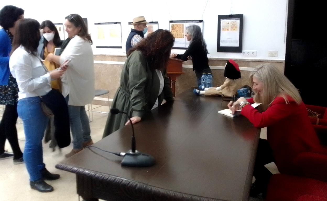 A la presentación le siguió la habitual firma de ejemplares 