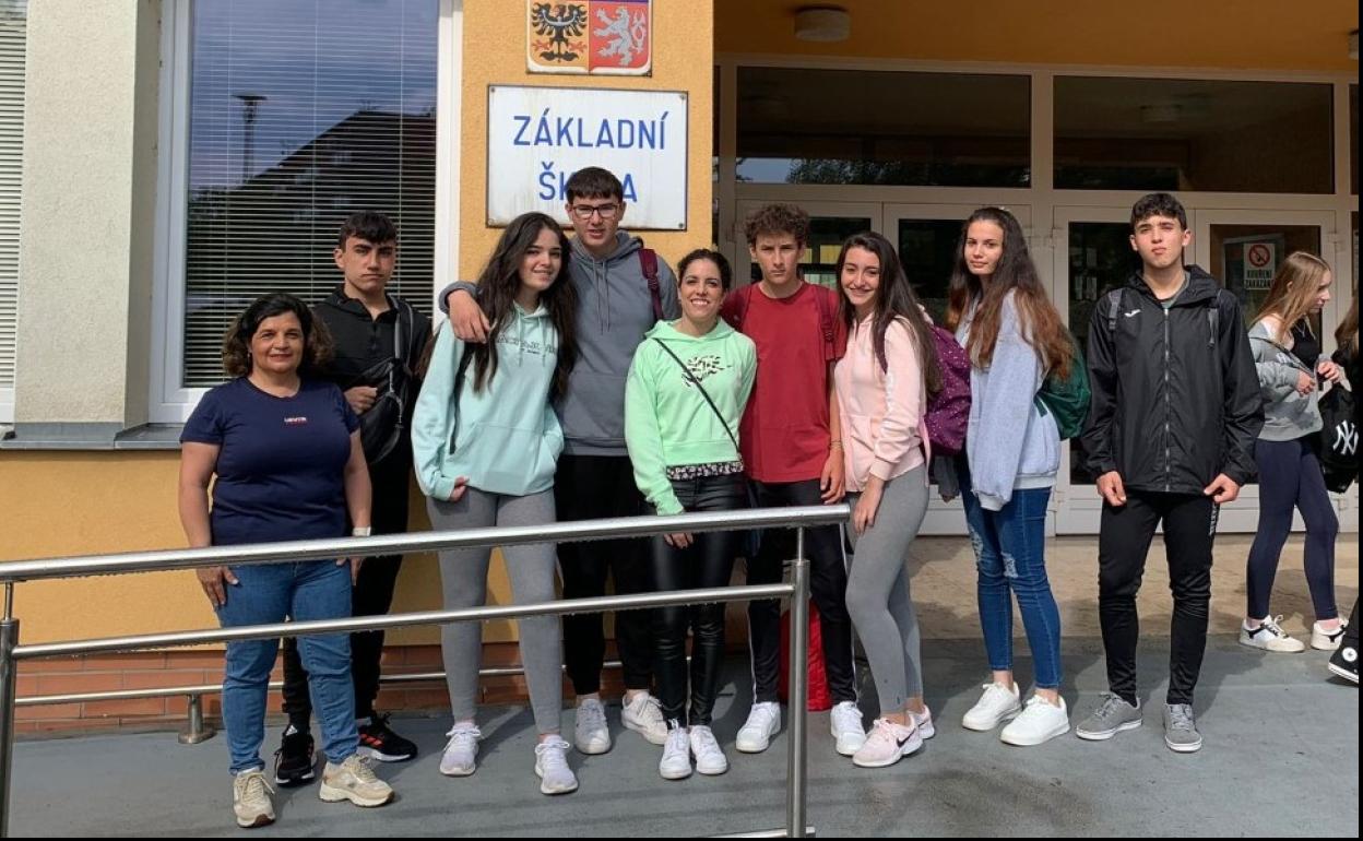 El programa Erasmus Plus lleva a siete alumnos y dos profesoras del IES de Tiétar a la República Checa