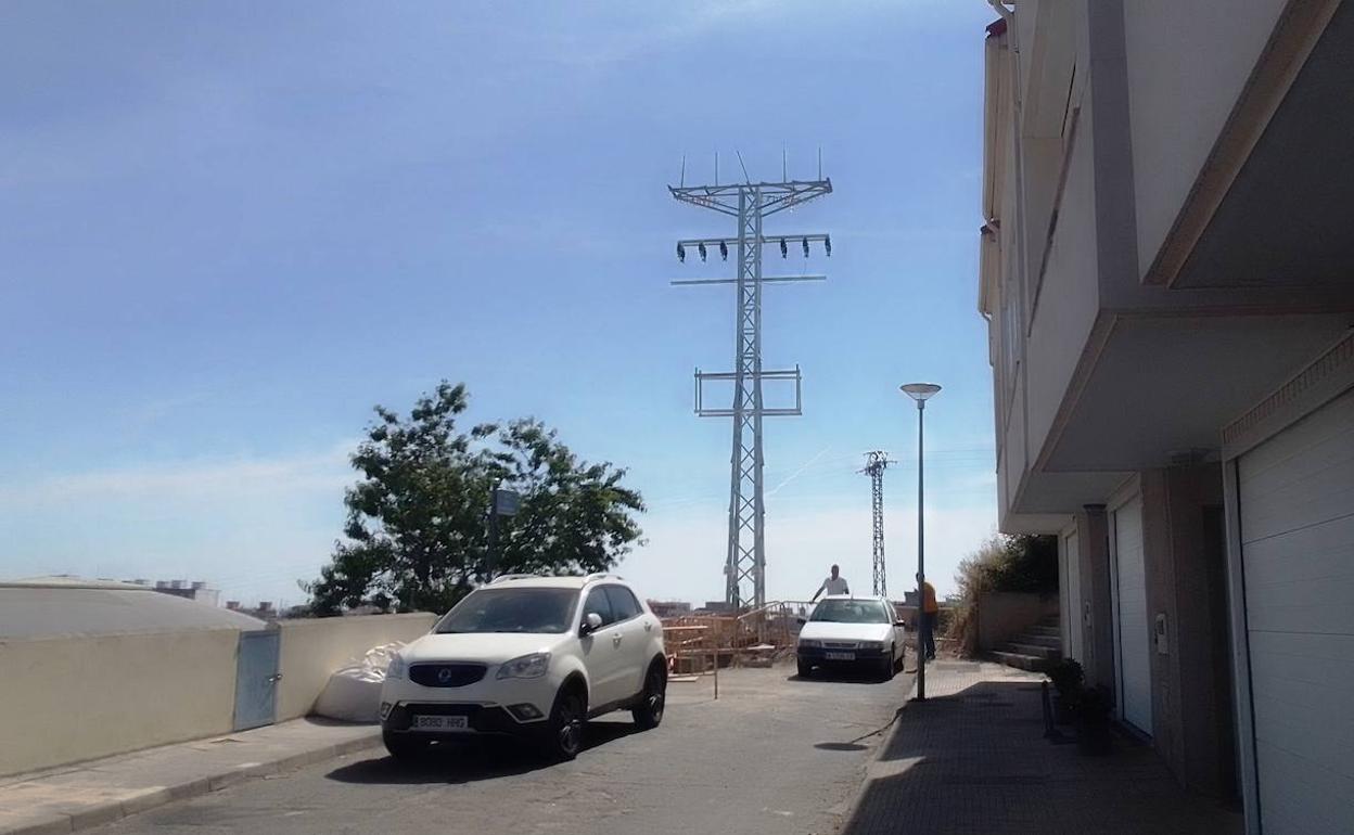 La torreta se encuentra junto a las viviendas 