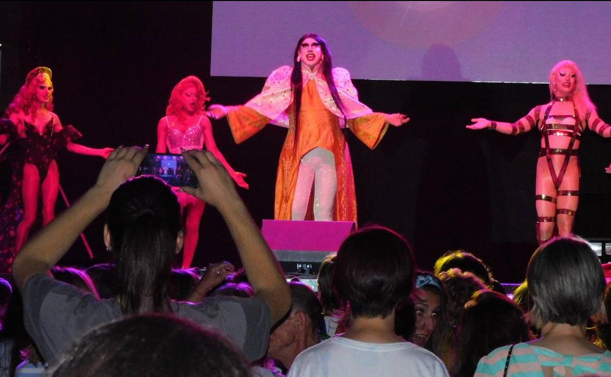 Una decena de drags queen pasaron por escenario 