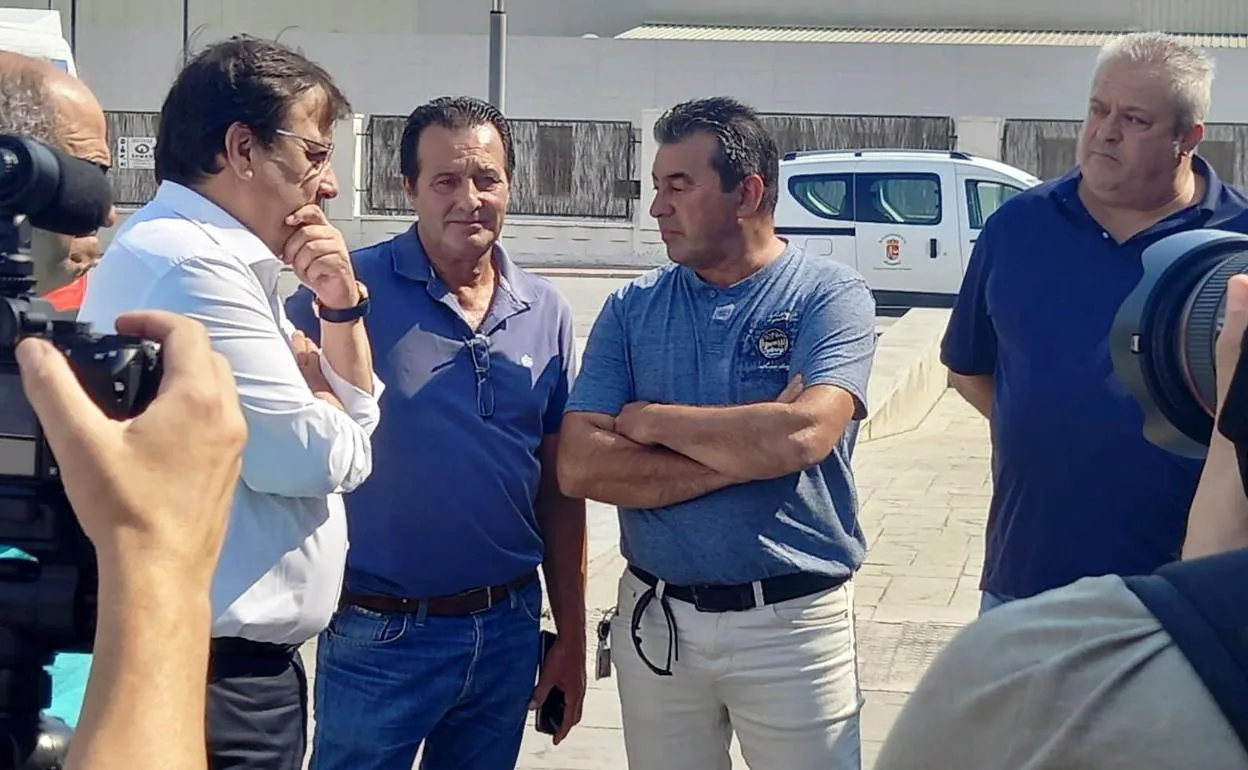 Fernández Vara con los alcaldes de Casas de Miravete y Almaraz 