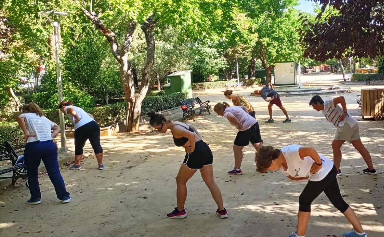 Taller de yoga tibetano en el parque municipal 