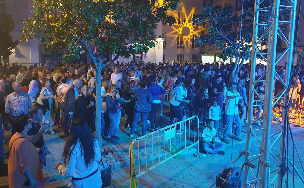 Ambiente en la plaza de España durante una verbena 
