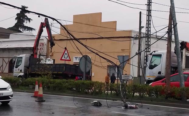 La caída de cables sobre la calzada impide el tráfico por la Nacional V