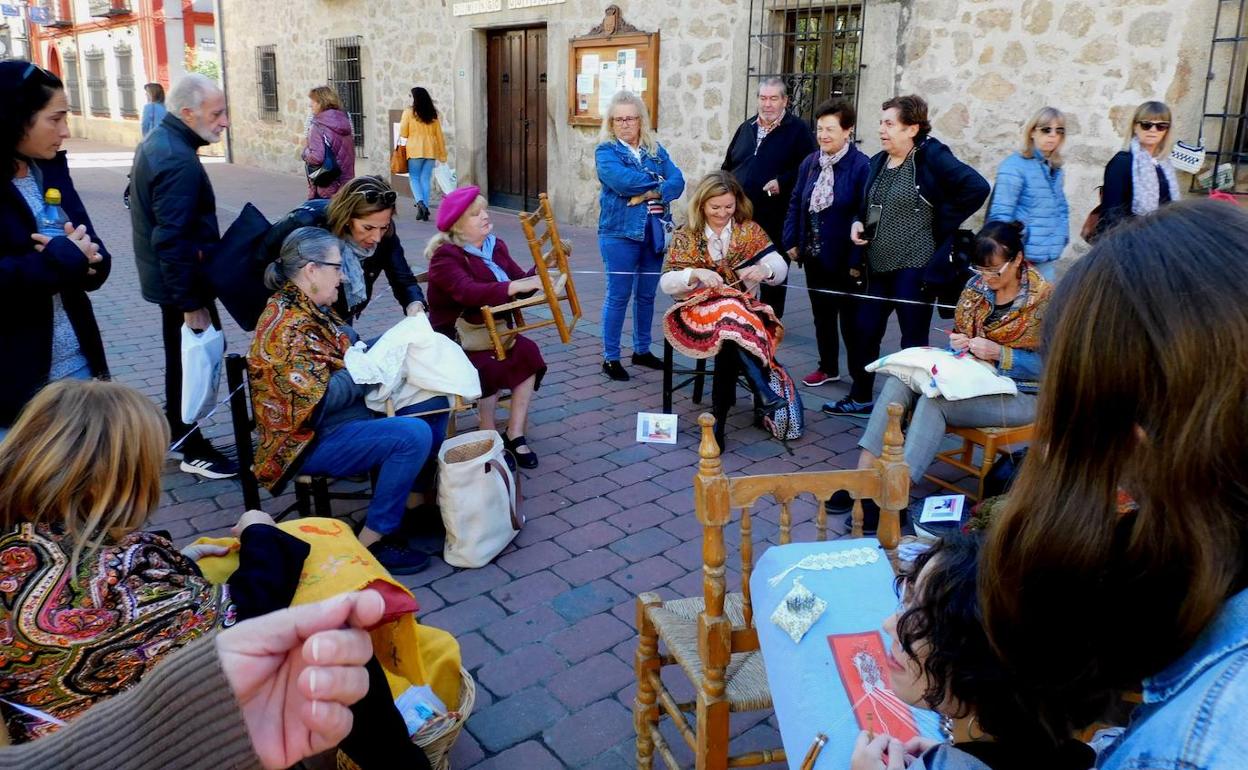 El Encinar saca las labores a la calle
