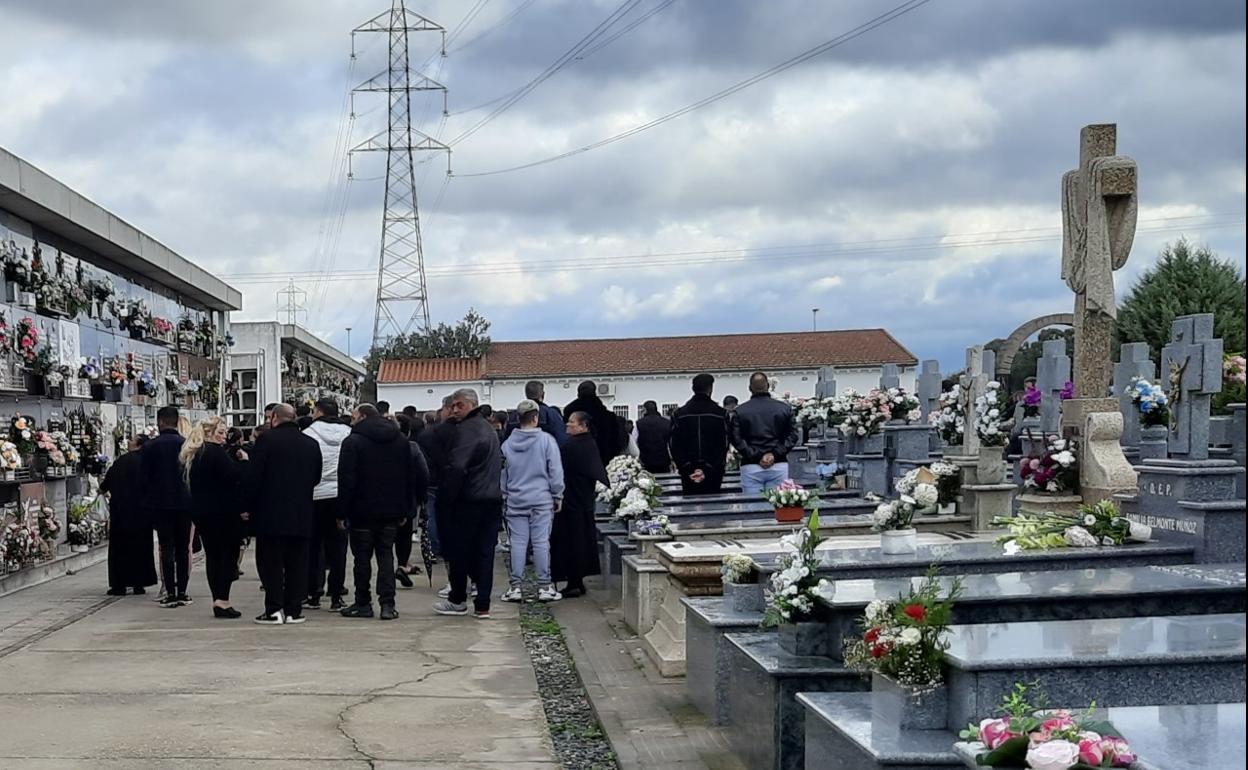 El entierro se celebró el martes en el cementerio municipal 