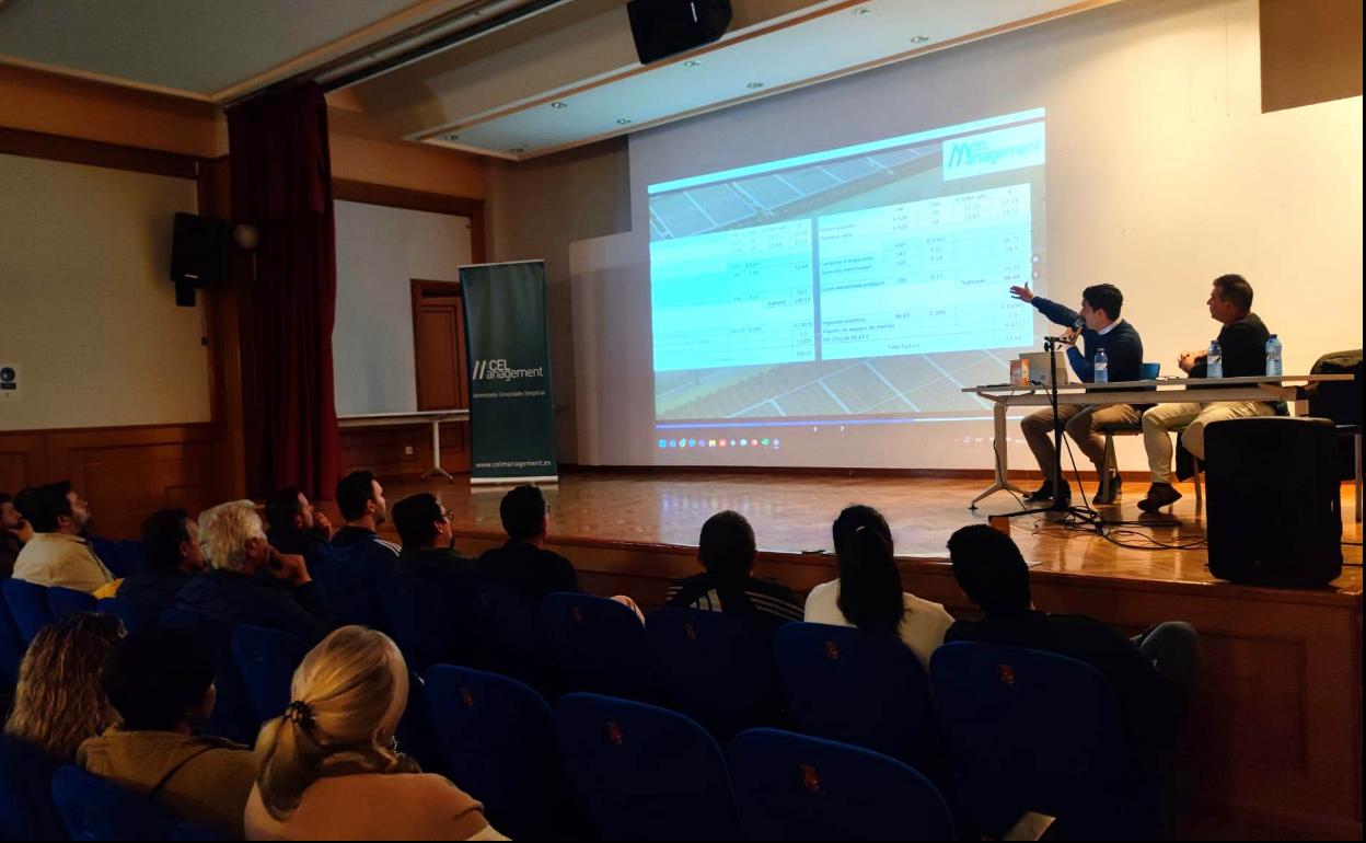 Presentación del proyecto en el salón de actos municipal 