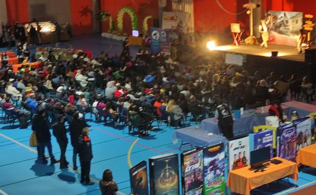 Cerca de 1.500 personas pasan por el festival alternativo &#039;Gumiparty&#039;