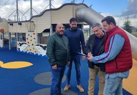 Concejales y técnicos en el nuevo y esperado parque
