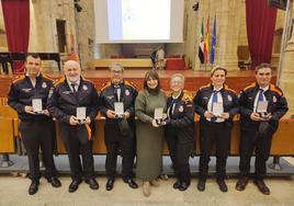 Voluntarios y voluntarias en Cáceres acompañados por la alcaldesa