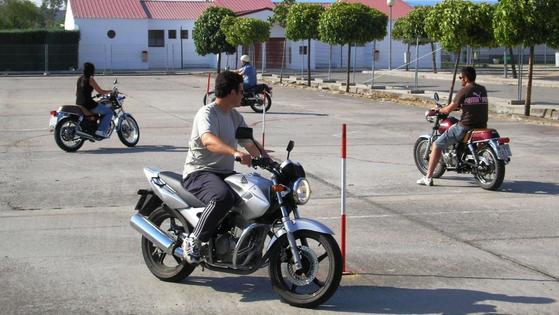 Las autoescuelas siguen esperando mejoras para realizar los exámenes