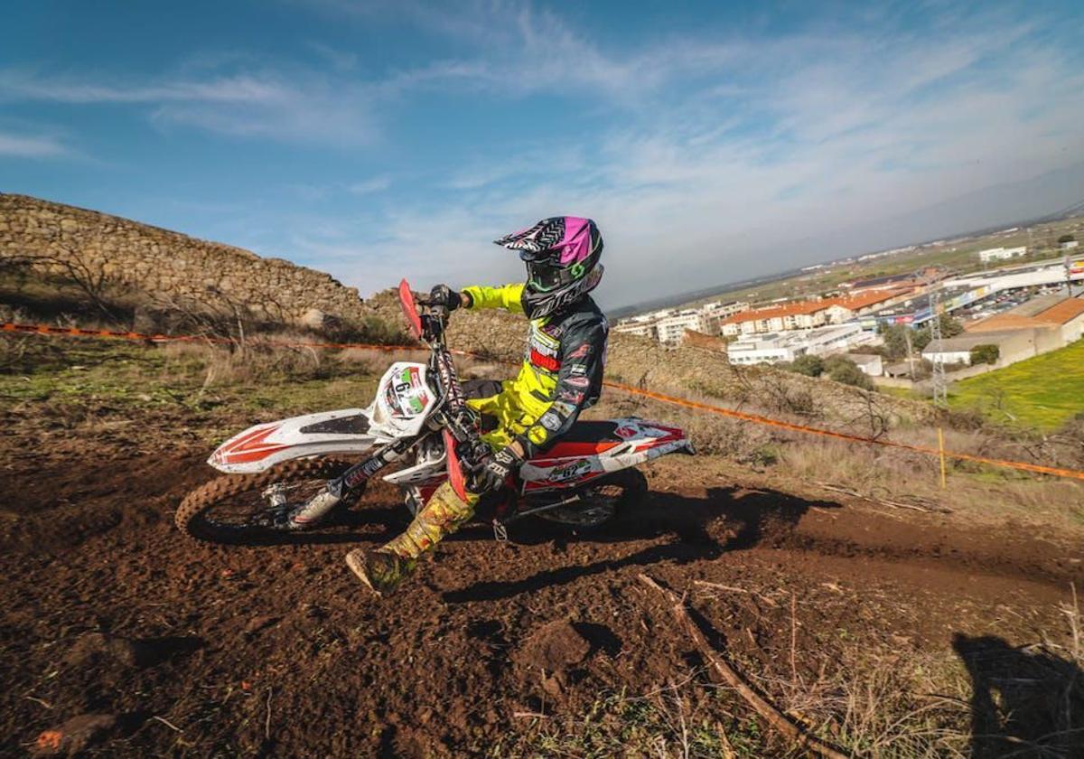 Adenex vuelve a denunciar la destrucción de los cerros por las motos