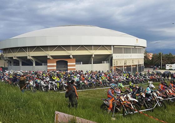 Ambiente motero junto al edificio multiusos