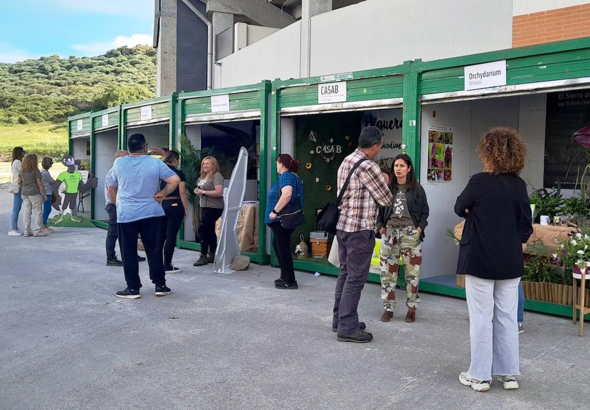 Casetas en el exterior del edificio multiusos