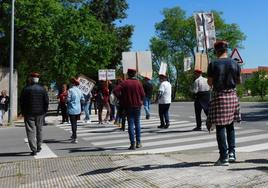 Los integrantes de la plataforma se dirigen al instituto