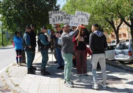Miembros de No al Muro durante la visita de Pedro Sánchez