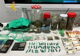 Desmantelado un punto de venta de marihuana, cocaína y heroína en Rosalejo