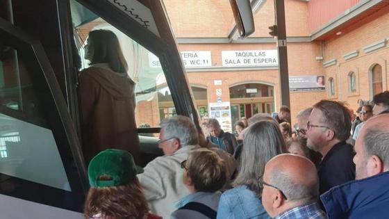 Los viajeros del Alvia son trasladados en autobús al chocar el tren con un coche en Navalmoral