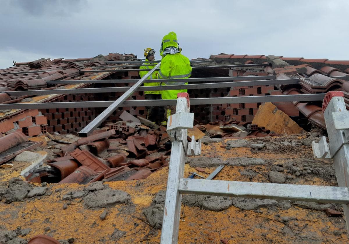 Actuación de los bomberos en el tejado de la vivienda afectada