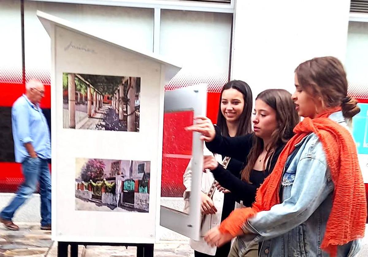 Tres jóvenes estrenando el punto ubicado en Comillas