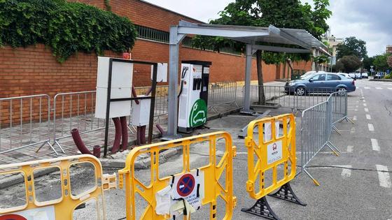 Avanza el punto de recarga de vehículos eléctricos de la avenida de las Angustias