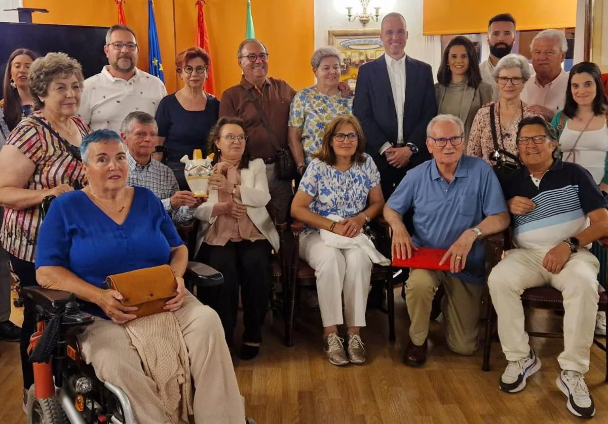 Los arroyanos regalaron al Hogar un botijo de realización artesanal