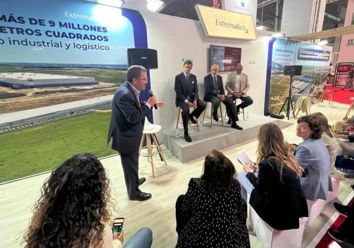 Mesa redonda sobre los grandes proyectos industriales de Extremadura en el Salón de la Logística.