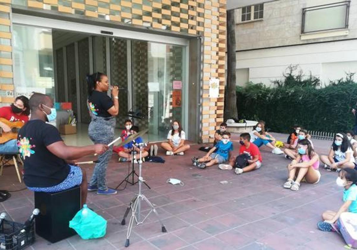 Taller musical a las puertas de La Gota en el verano de 2021