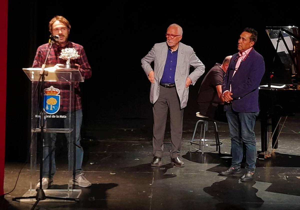 Mario Blázquez ante la mirada de Luis Mateo Díez y Alfredo Vizcaino