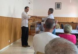 Jaime Pardo recibiendo el bastón de mando municipal