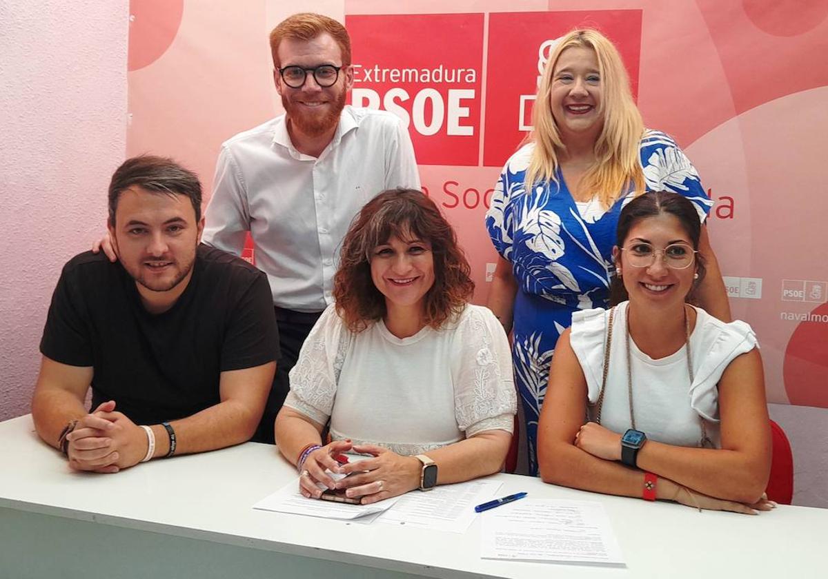 Integrantes del grupo municipal socialista en la sede local del PSOE