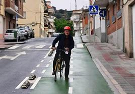 Usuario del carril bici antes de llegar a la avenida del Magisterio