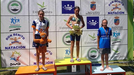 Lucía y María Carvajal suman siete medallas en el regional de natación