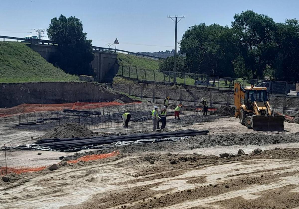 Obras en marcha junto al paso a nivel de La Paz, con el puente a la izquierda