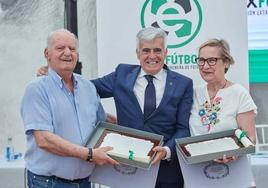 Fermín y Reme en el momento de recibir el galardón