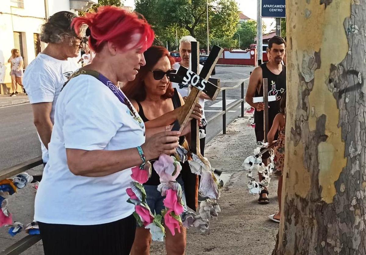 Colocación de coronas y cruces en el paso a nivel de Pablo Luengo