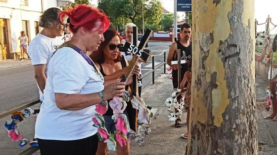 Coronas y cruces 'adornan' los árboles que se talarán por las obras del tren