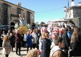 Imagen retrospectiva de una procesión con la imagen del Ángel