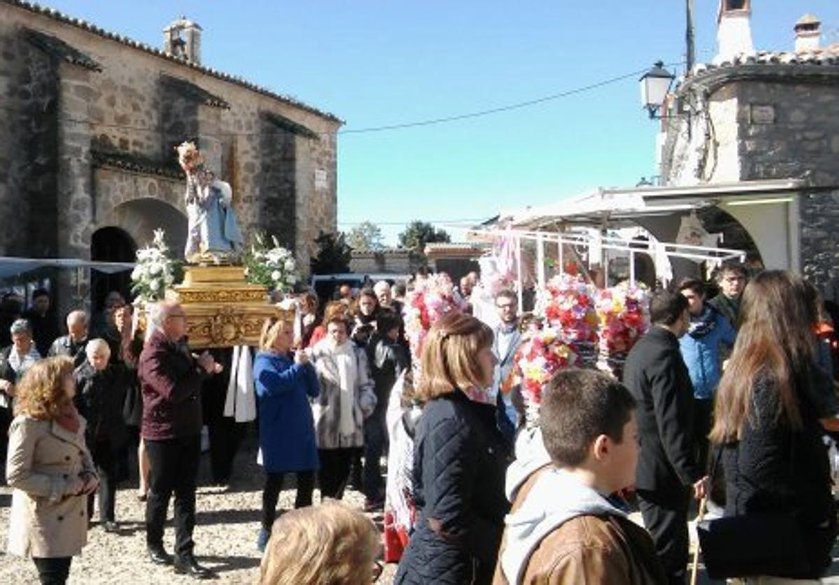 Imagen retrospectiva de una procesión con la imagen del Ángel